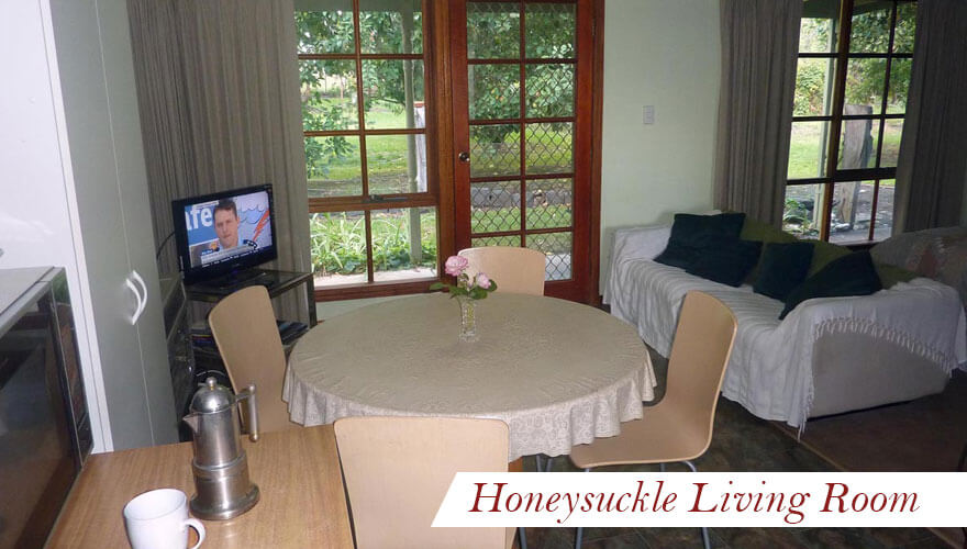 Honey Suckle Living Room - Gayfords Cottages Clunes